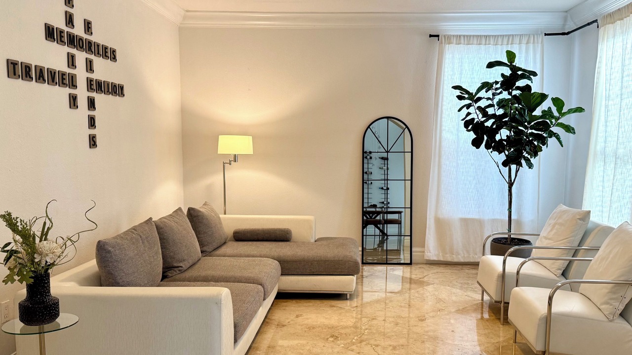 Photo of Livingroom in Ludlam