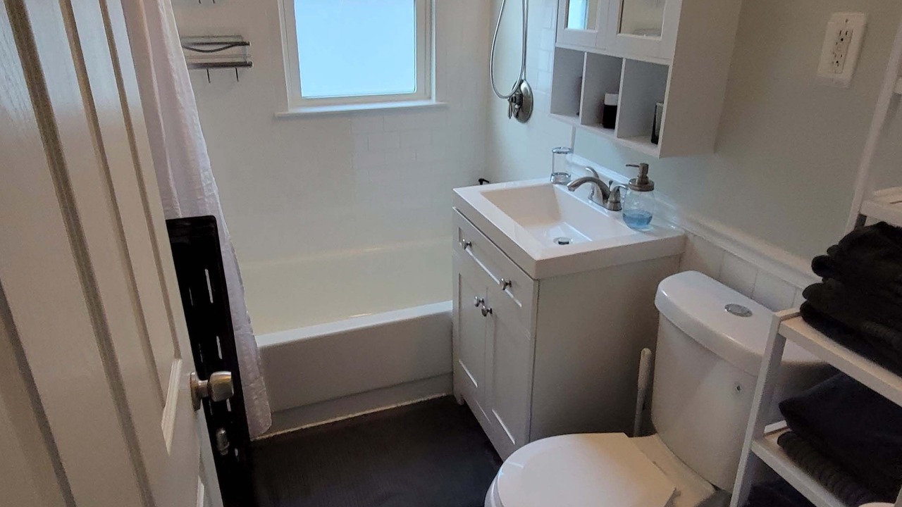 Photo of Bathroom in West Street - River Street