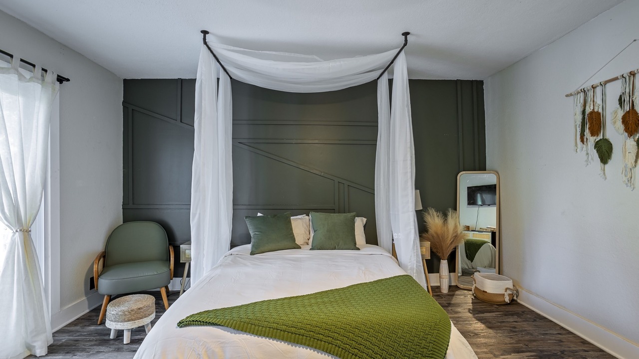 Photo of Bedroom in Cypress Gardens