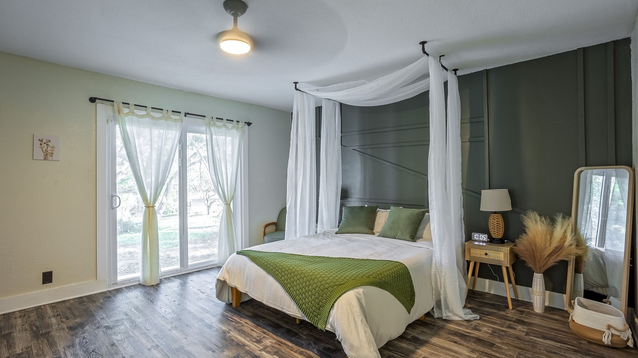 Photo of Bedroom in Cypress Gardens