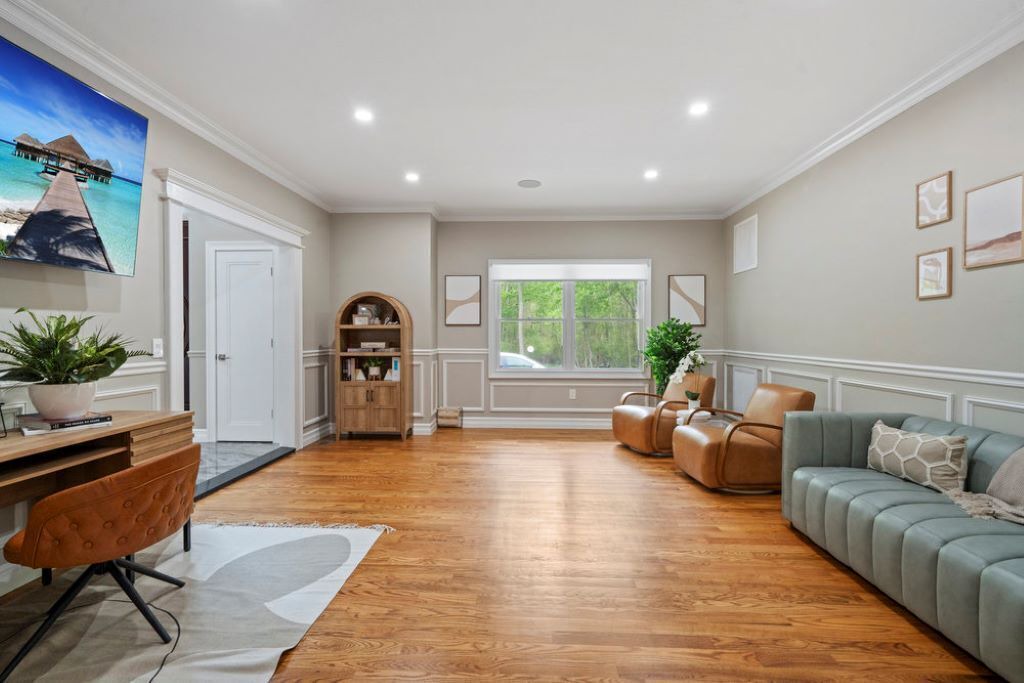 Photo of Livingroom in West Bay Shore