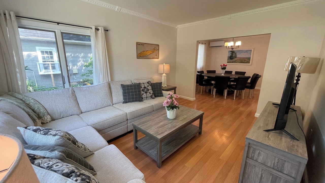 Photo of Livingroom in Farmingdale