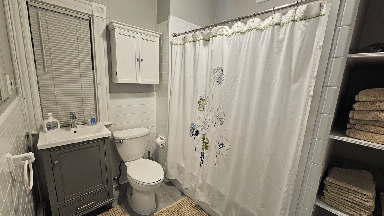 Photo of Bathroom in Thompson Square - Bunker Hill