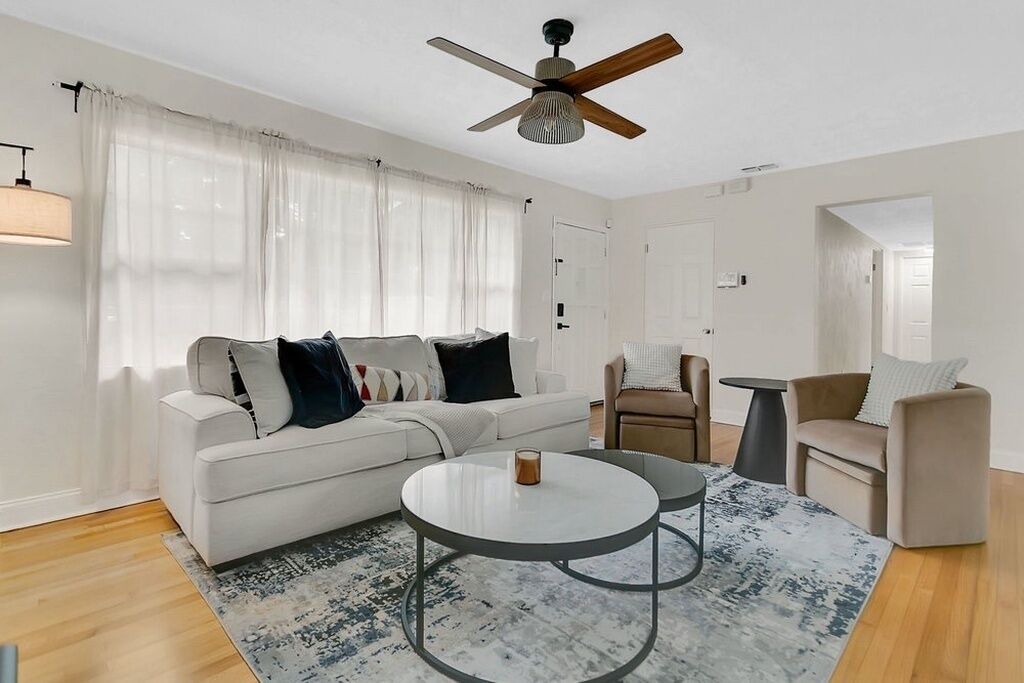 Photo of Livingroom in Pine Castle