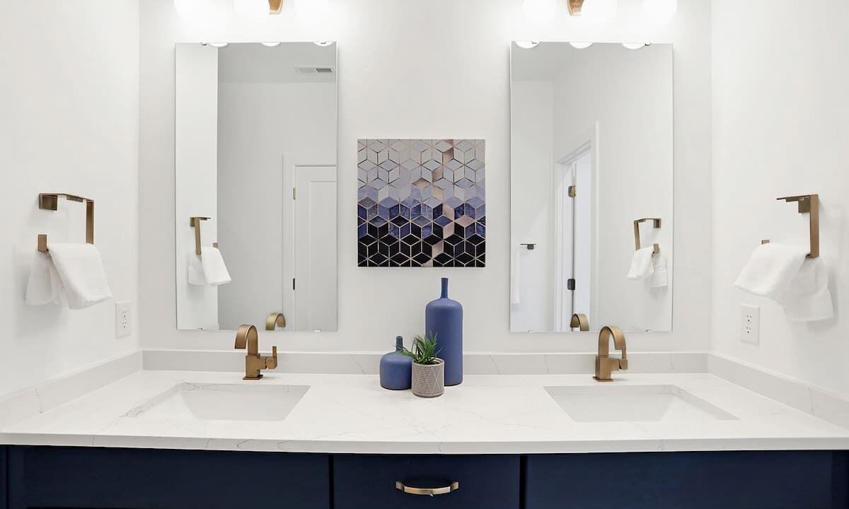 Photo of Bathroom in Lockerbie Square