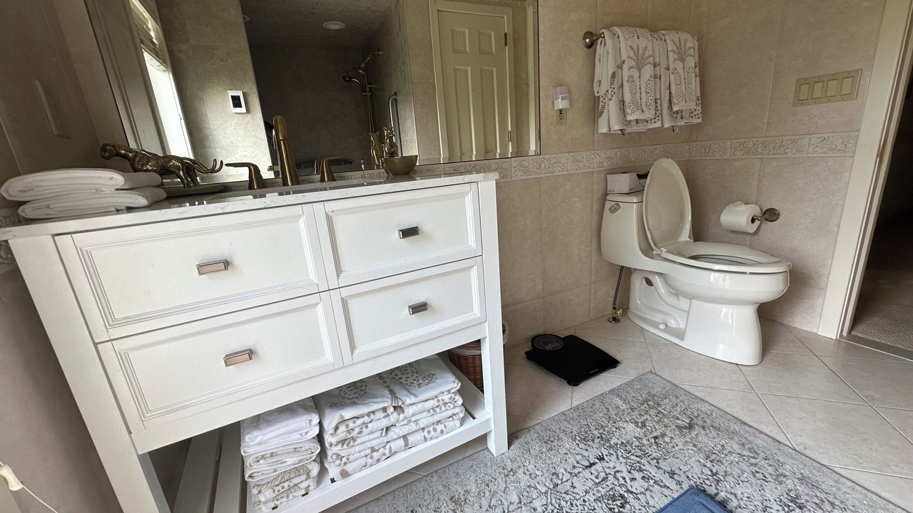 Photo of Bathroom in Head of the Harbor