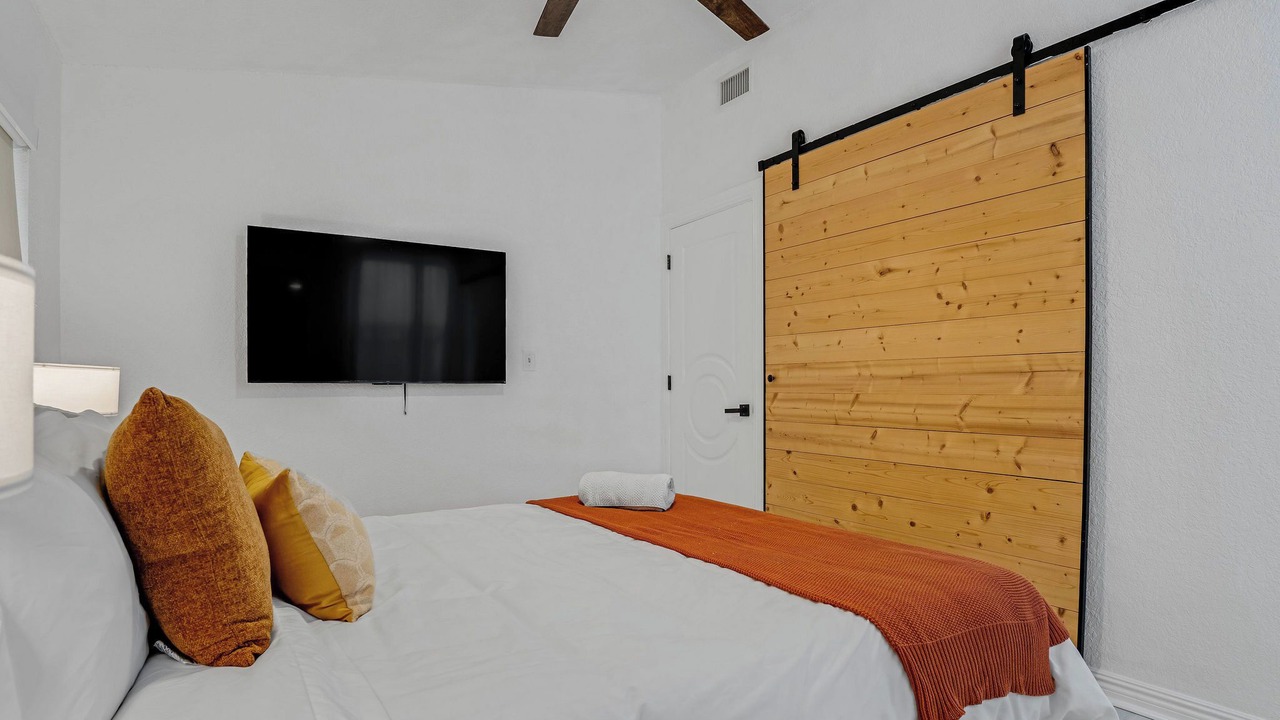Photo of Bedroom in Lauderdale Isles