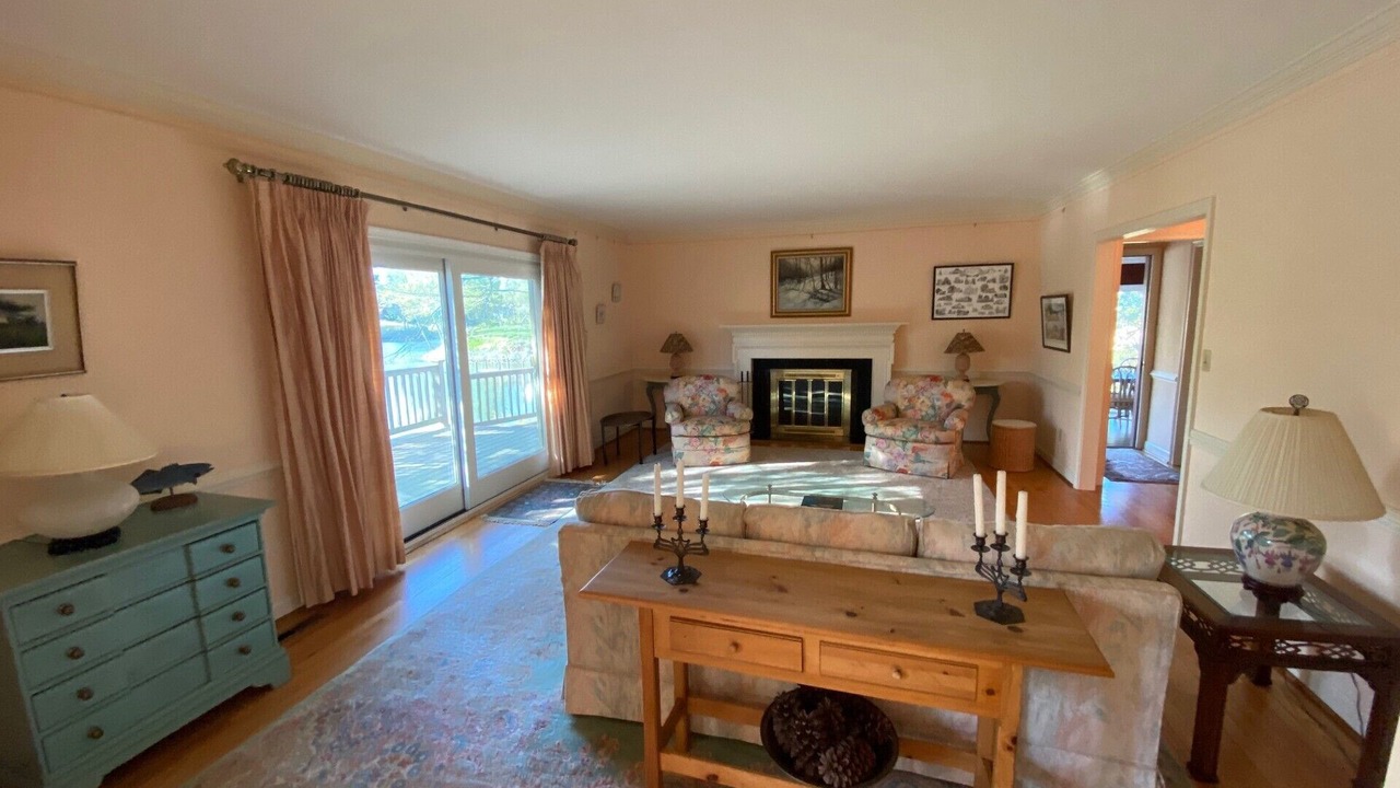 Photo of Livingroom in Weems