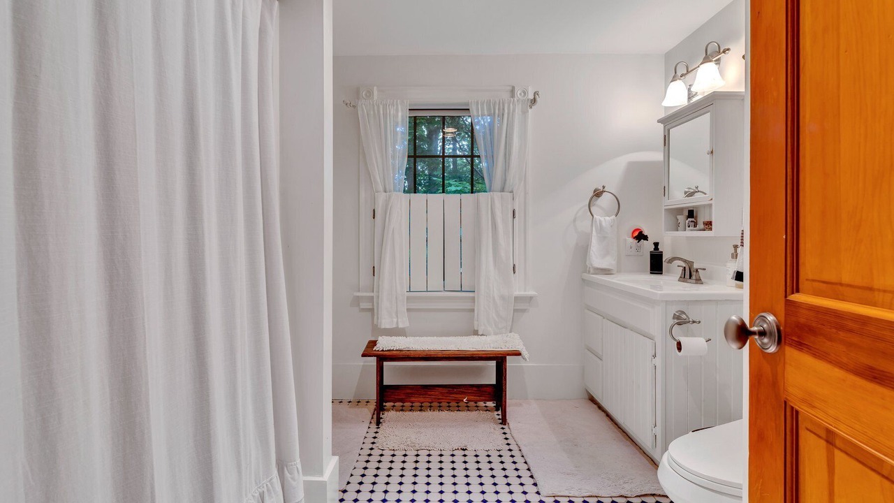 Photo of Bathroom in Teaticket
