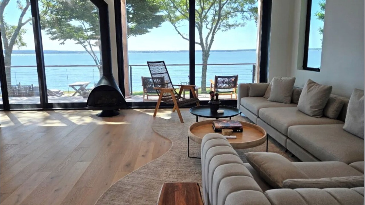 Photo of Livingroom in Aquebogue