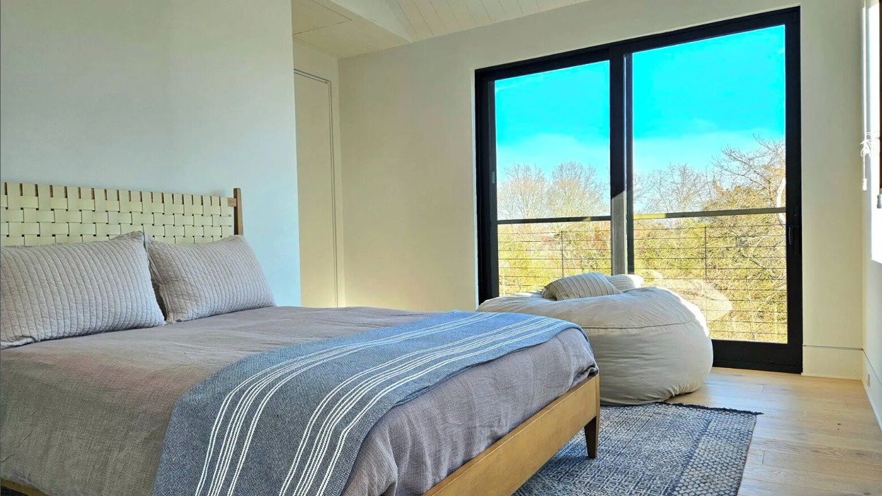 Photo of Bedroom in Aquebogue