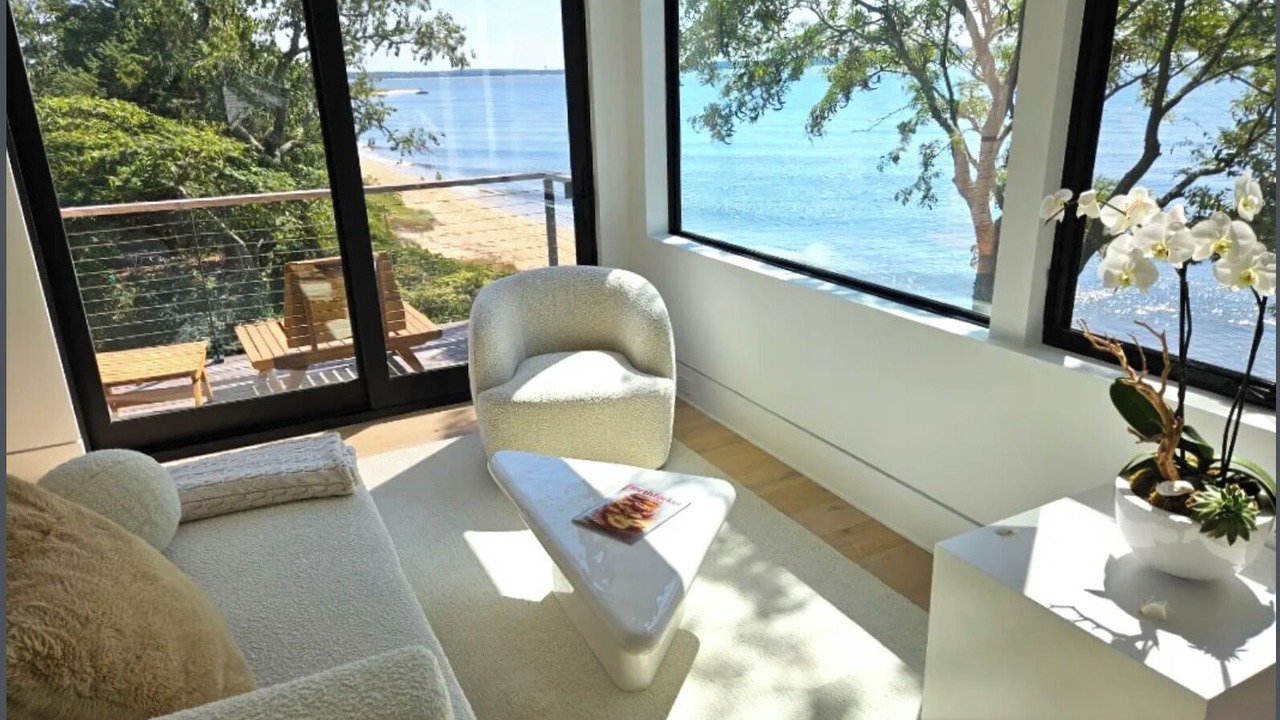 Photo of Livingroom in Aquebogue