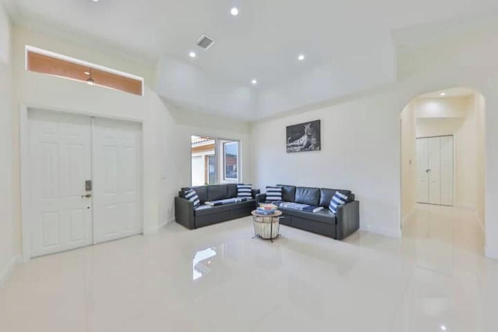Photo of Livingroom in Davie