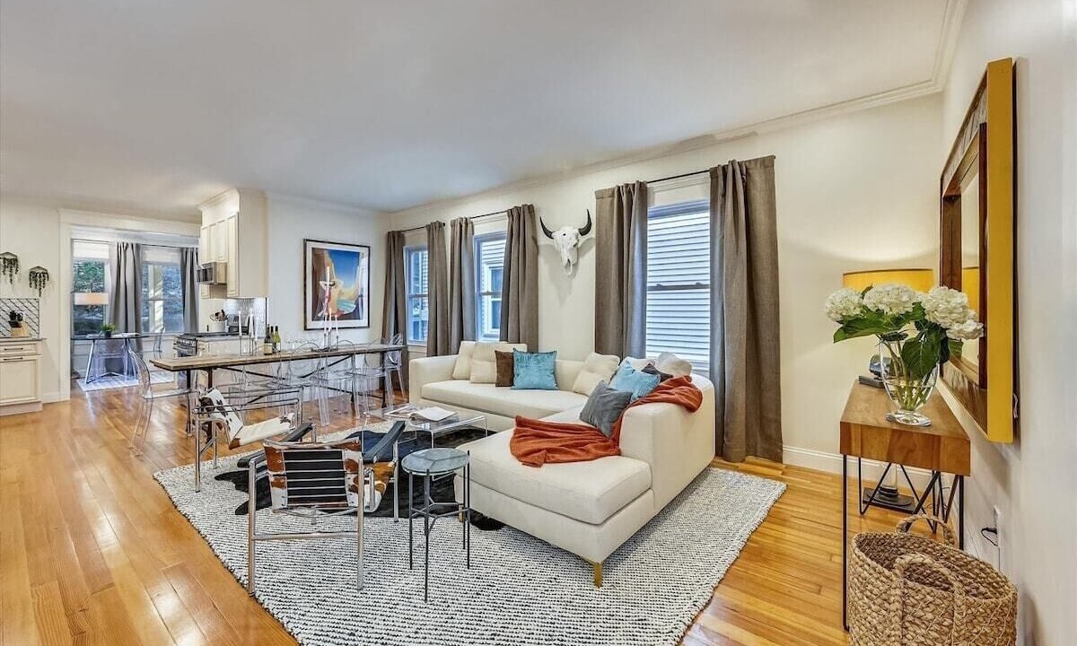 Photo of Livingroom in Forest Hills - Woodbourne