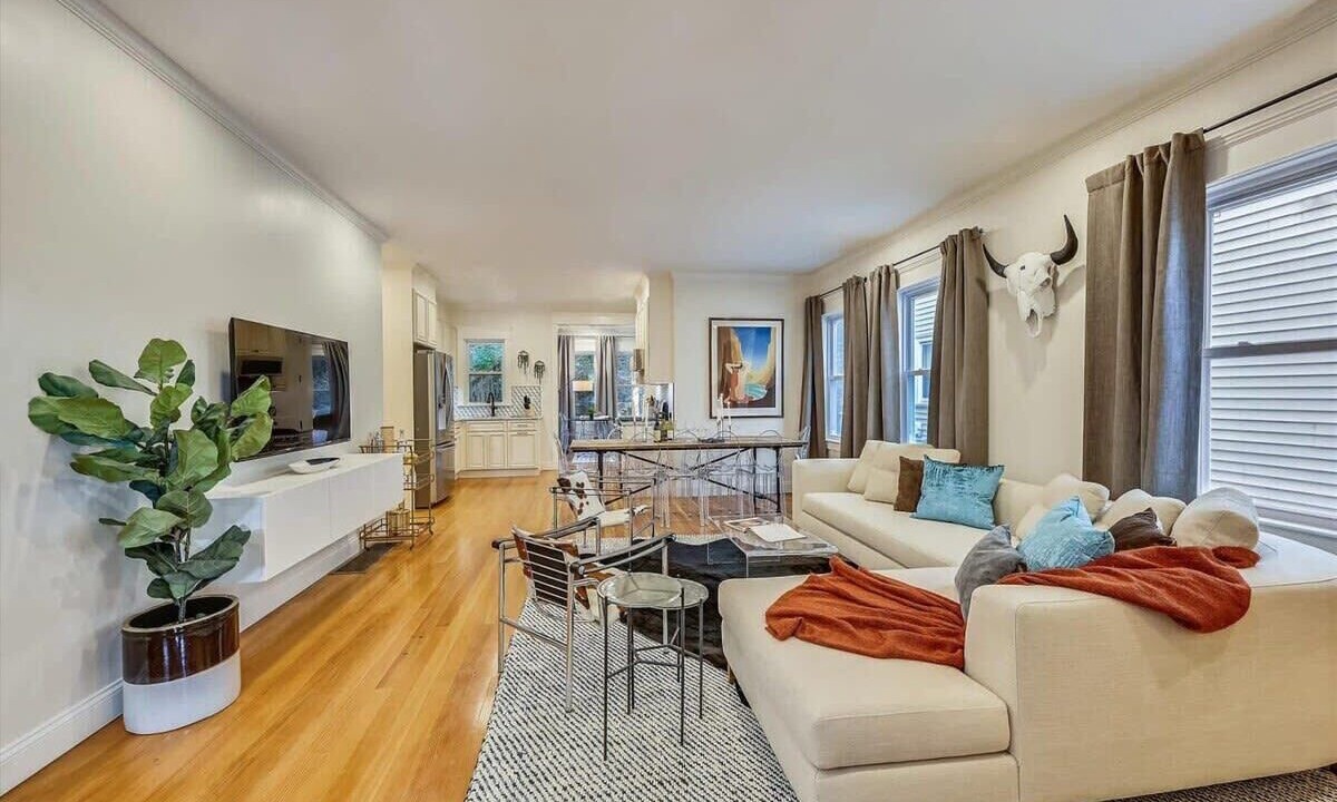 Photo of Livingroom in Forest Hills - Woodbourne
