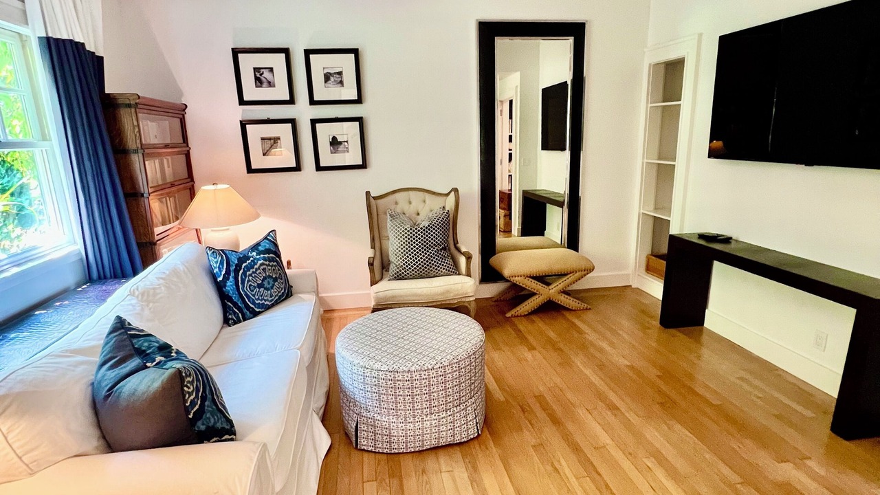 Photo of Livingroom in Village of Southampton