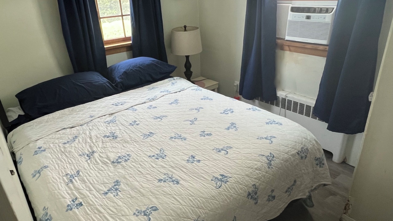 Photo of Bedroom in Alden Manor