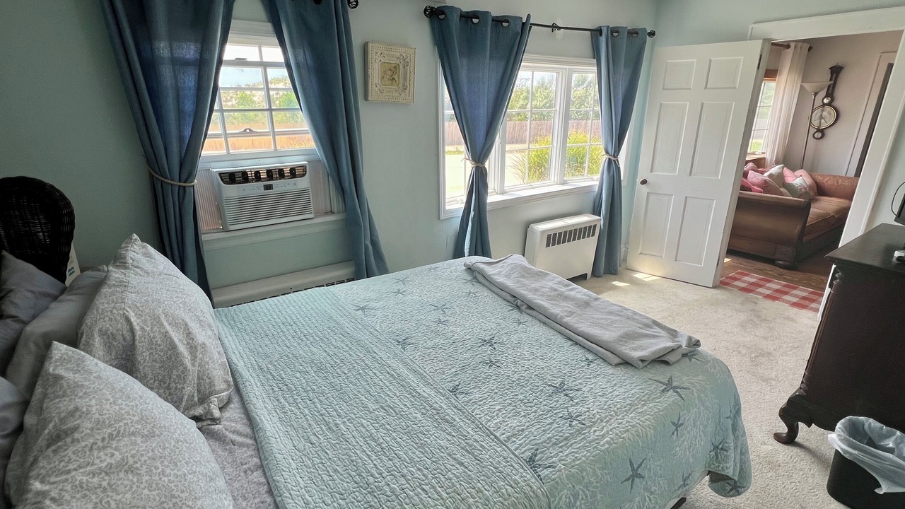 Photo of Bedroom in Alden Manor