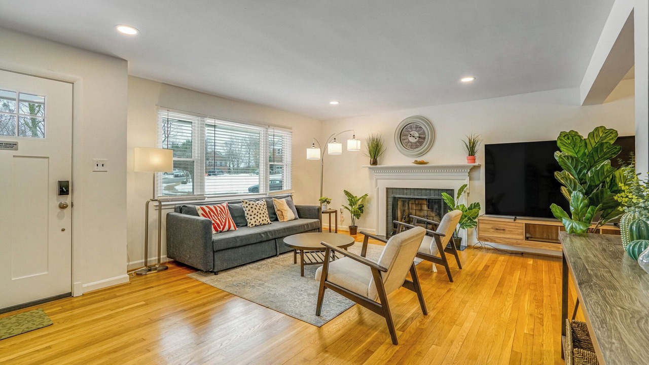 Photo of Livingroom in Alexandria West