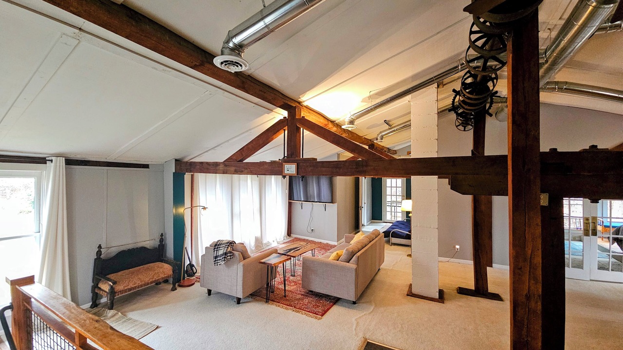 Photo of Livingroom in Court House