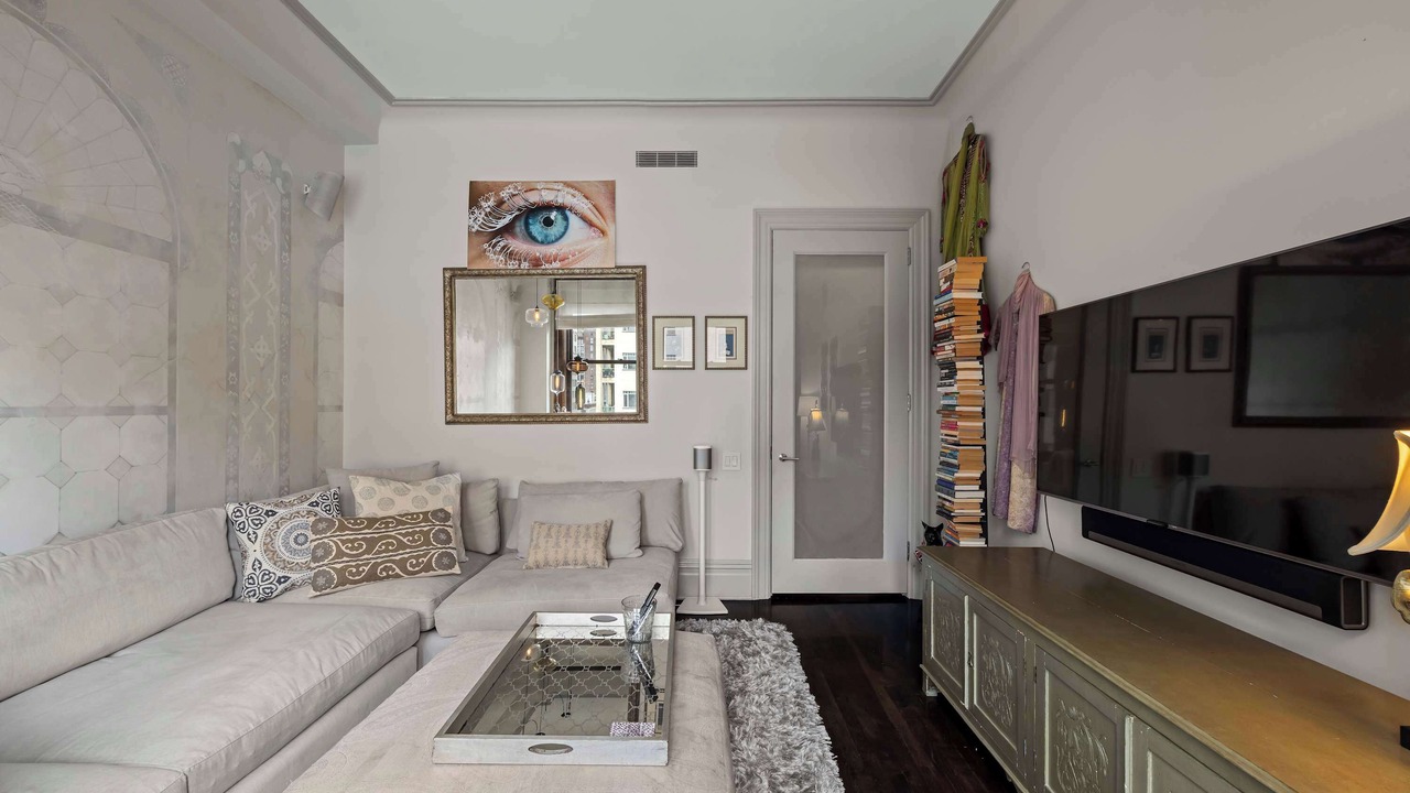 Photo of Livingroom in Chinatown