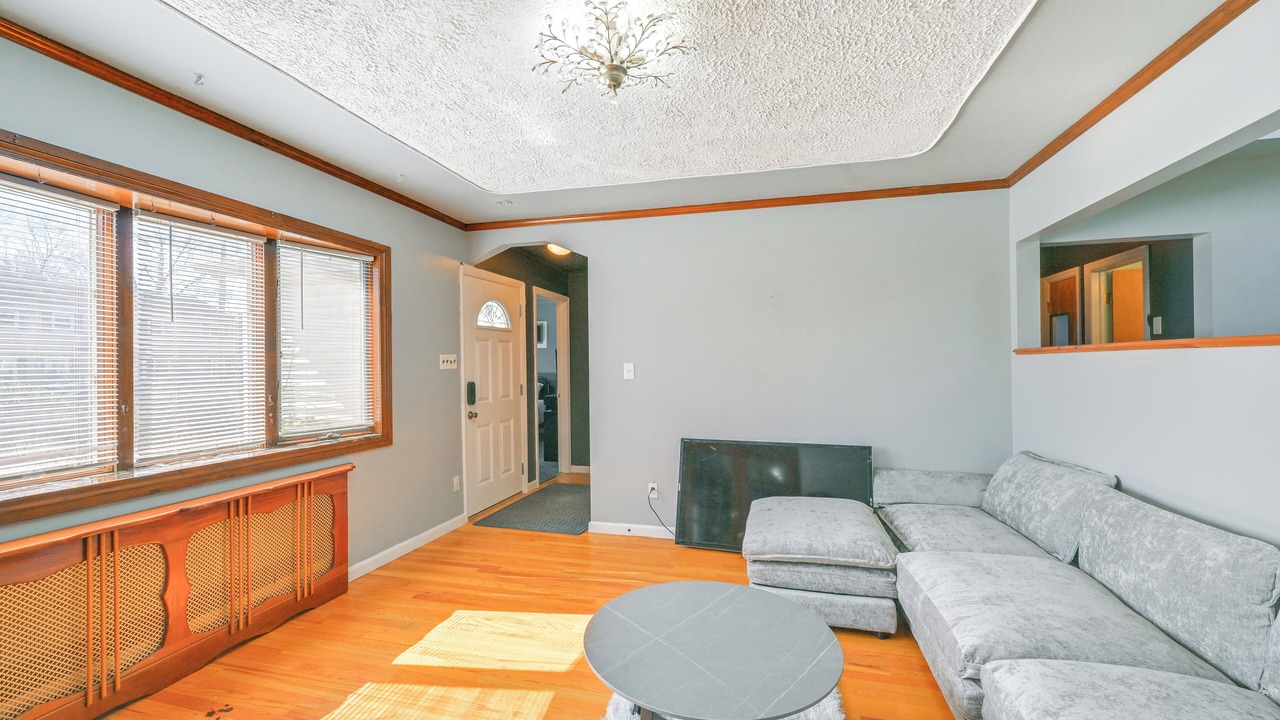 Photo of Livingroom in West Babylon