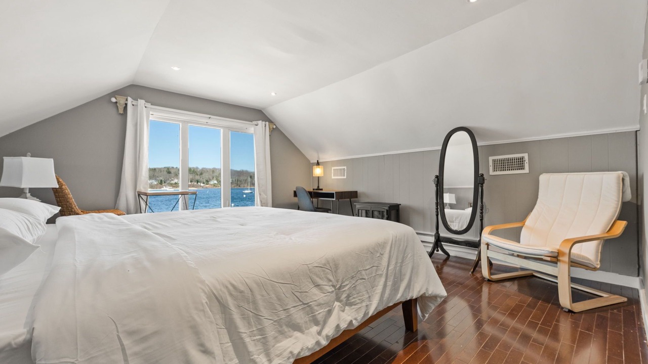 Photo of Bedroom in Northport