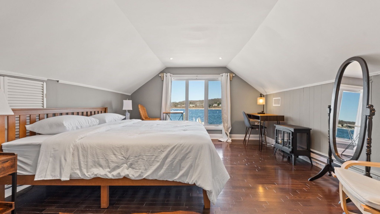 Photo of Bedroom in Northport