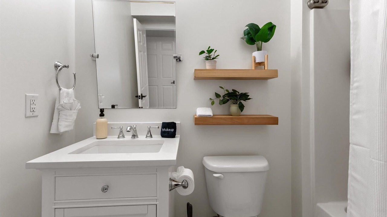 Photo of Bathroom in Lockerbie Square