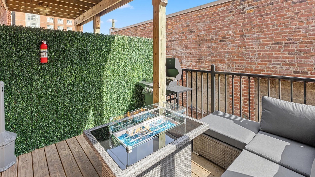 Photo of Patio Balcony in Lockerbie Square