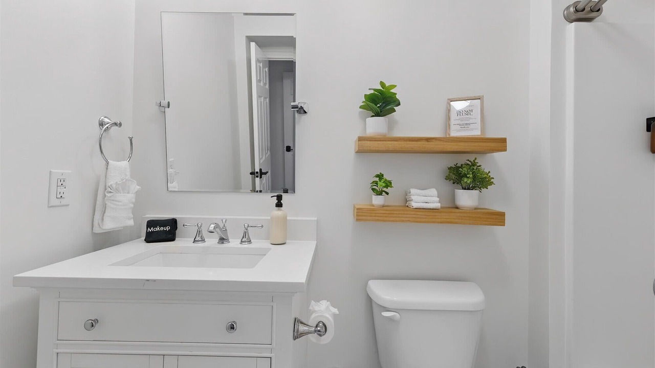 Photo of Bathroom in Lockerbie Square