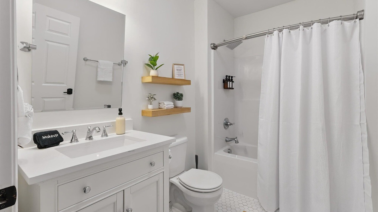 Photo of Bathroom in Lockerbie Square