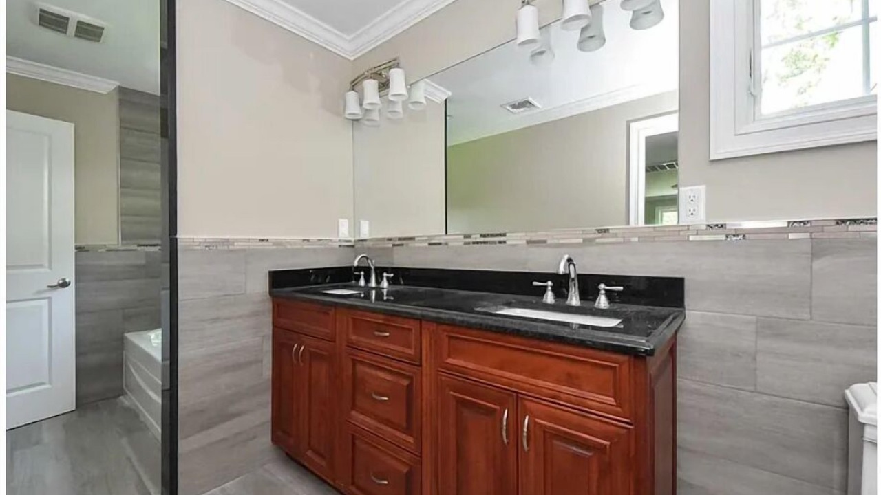 Photo of Bathroom in Plainview