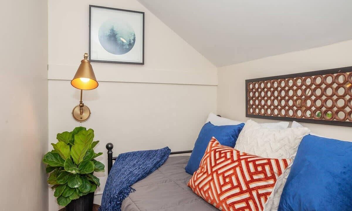 Photo of Bedroom in Roxbury