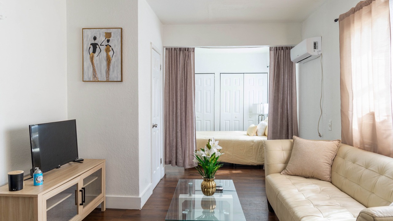 Photo of Livingroom in Biscayne Park