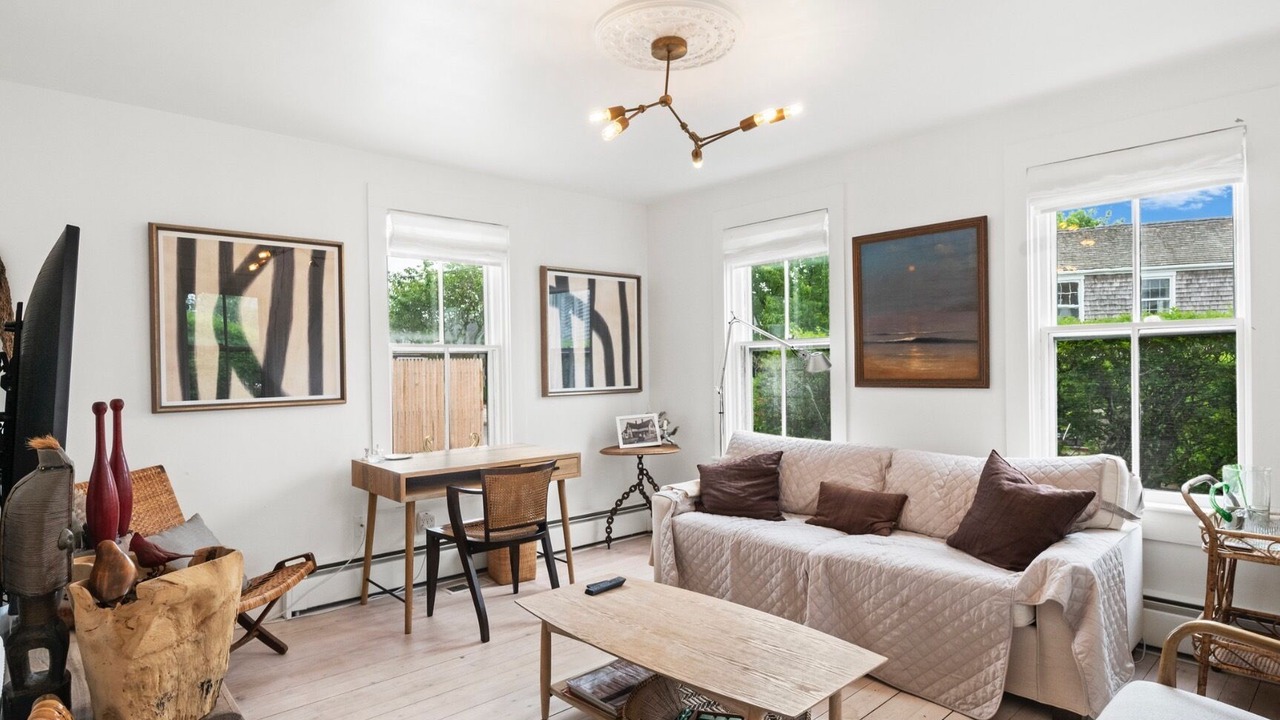 Photo of Livingroom in Brant Point