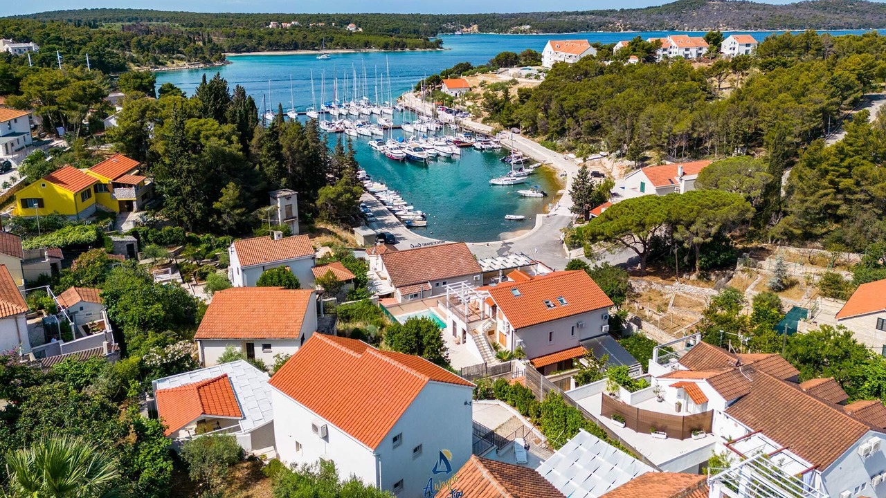 Photo of Others in Cove Makarac (Milna)