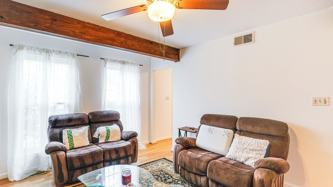 Photo of Livingroom in Lake Ridge