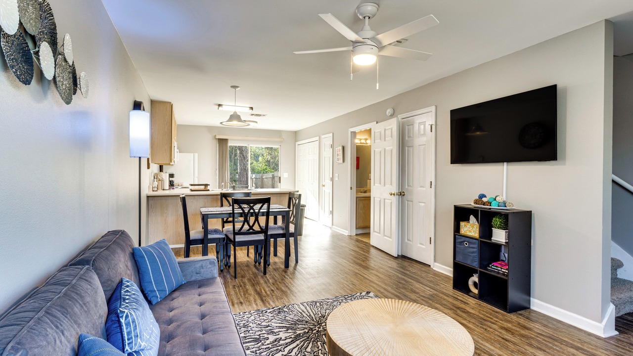 Photo of Livingroom in Lake Bradford -Cascade Lake