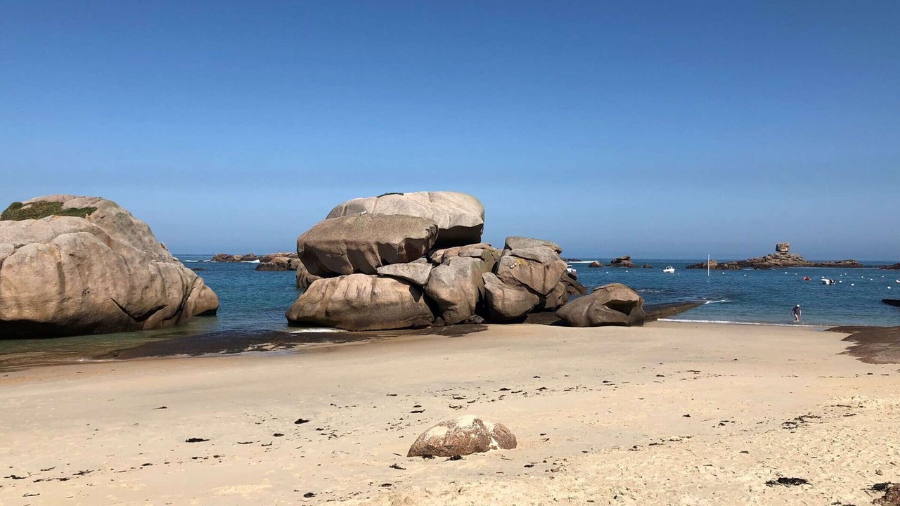 Photo of Others in Cote de Granit Rose