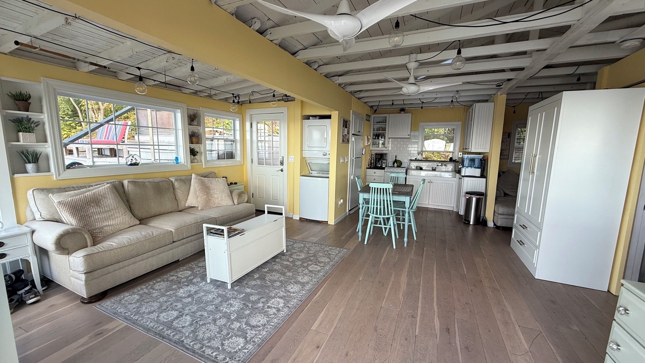 Photo of Livingroom in Baiting Hollow