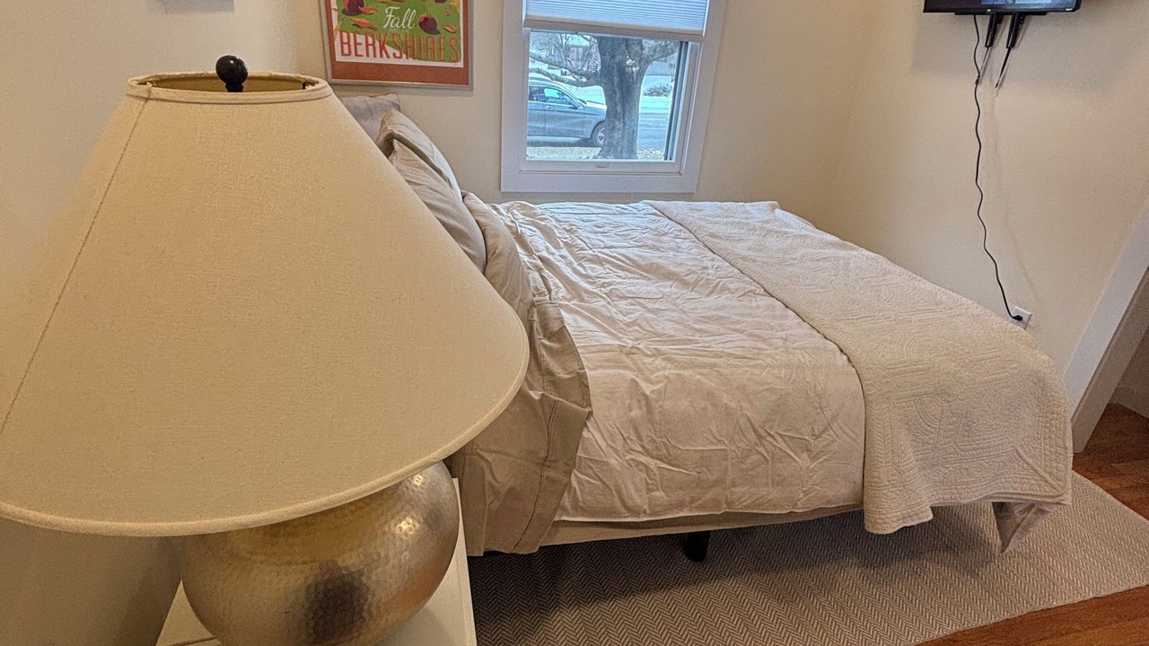 Photo of Bedroom in Lee