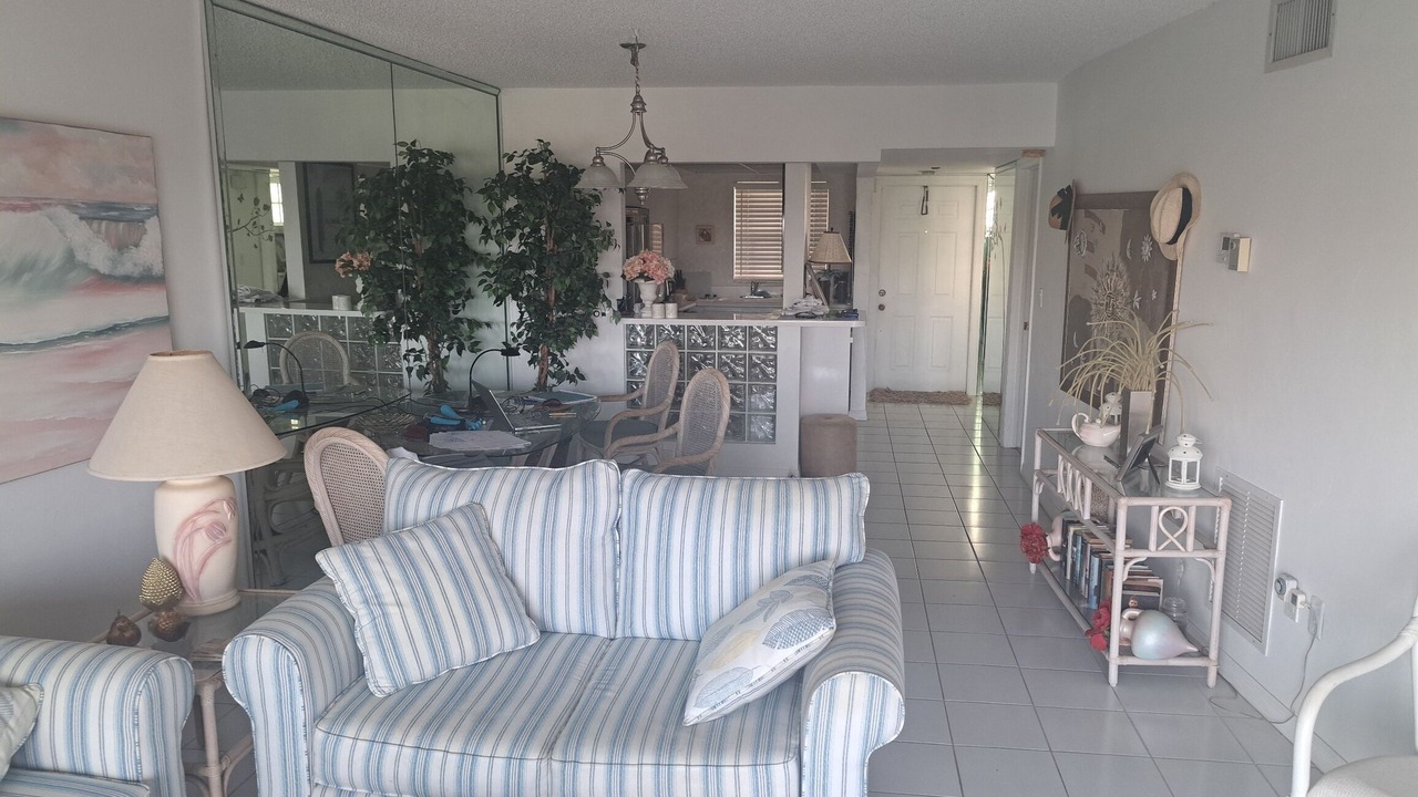 Photo of Livingroom in Santa Barbara Estates