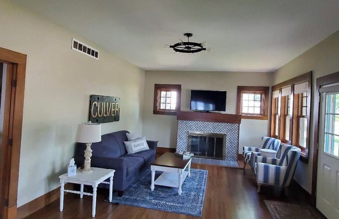 Photo of Livingroom in Culver