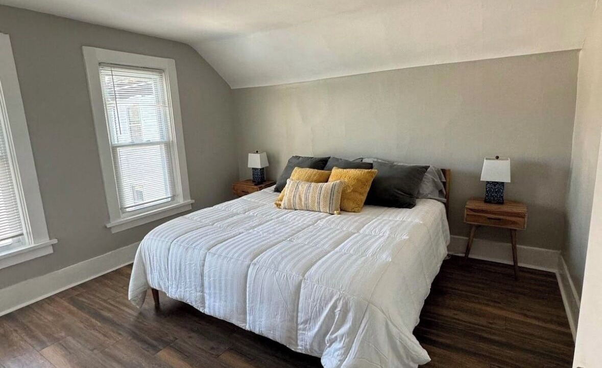 Photo of Bedroom in Front Park