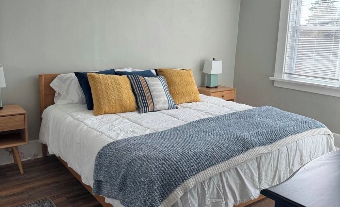 Photo of Bedroom in Front Park