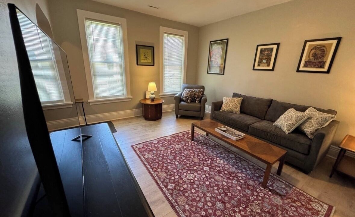 Photo of Livingroom in Front Park