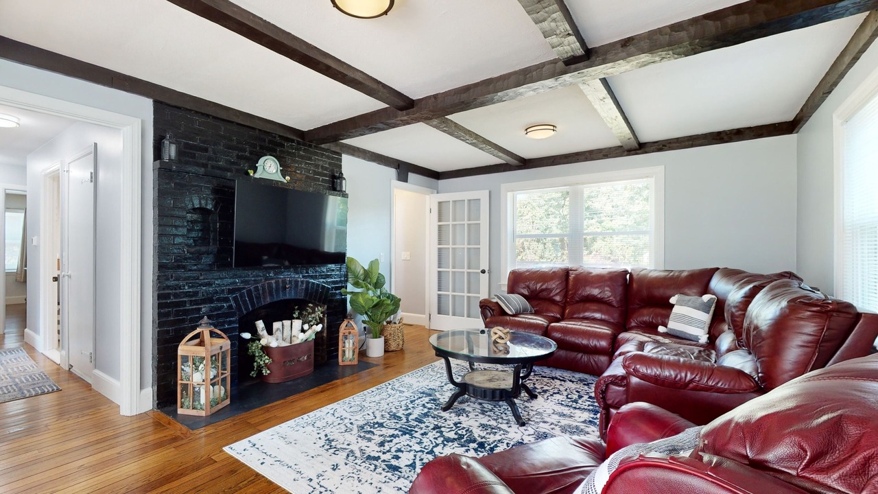 Photo of Livingroom in Foxboro
