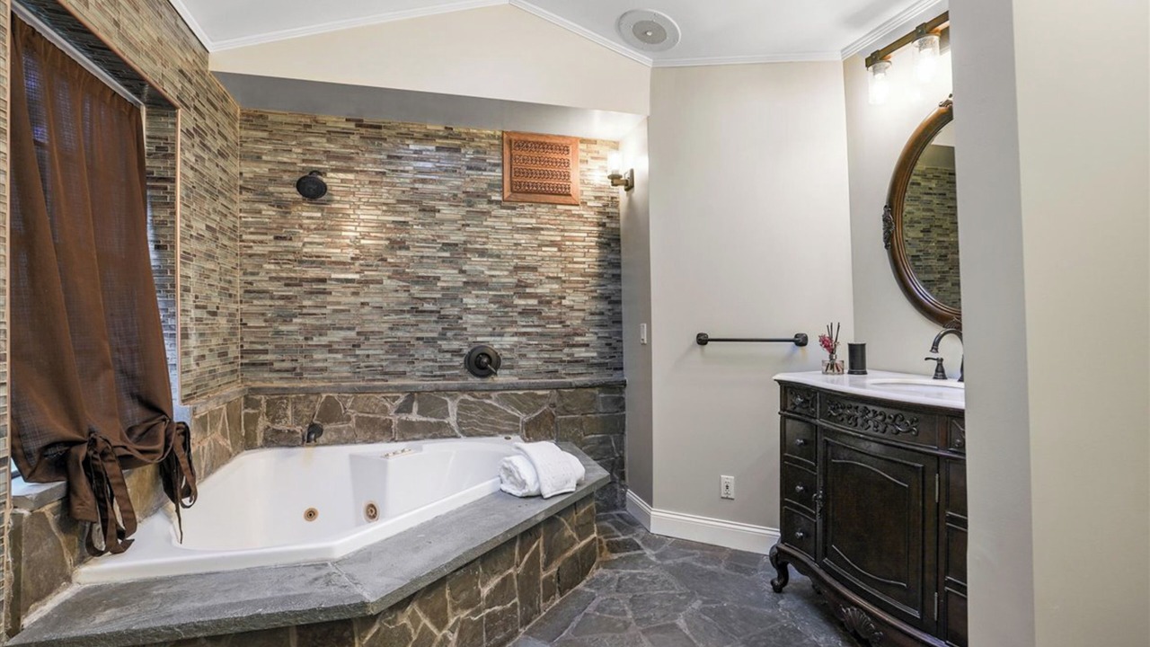 Photo of Bathroom in Newburgh