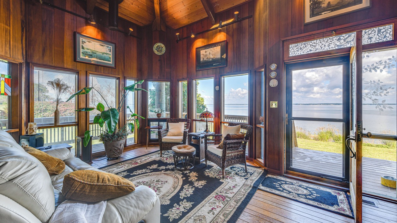 Photo of Livingroom in Deltaville